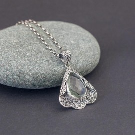 Srebrny wisior z zielonym ametystem