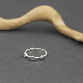 Srebrny pierścionek z kamieniami księżycowymi