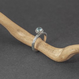 Srebrny pierścionek z błękitnym topazem