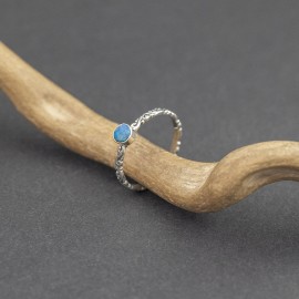 Srebrny pierścionek z opalem australijskim