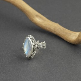 Srebrny pierścionek z kamieniem księżycowym