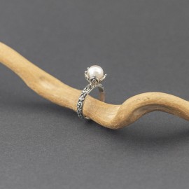 Srebrny pierścionek z perłą