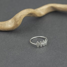 Srebrny pierścionek ze zdobieniem
