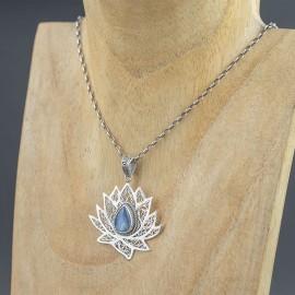 Srebrny kwiat lotosu z kyanitem - wisiorek