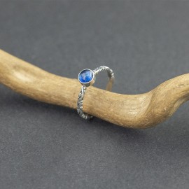 Srebrny pierścionek z szafirem