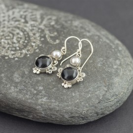 Srebrne kolczyki z onyksem i perłą