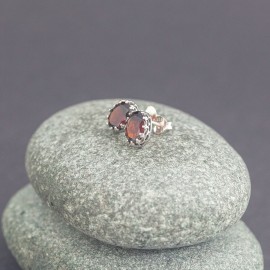 Srebrne sztyfty z granatem