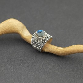 Srebrny pierścionek z labradorytem