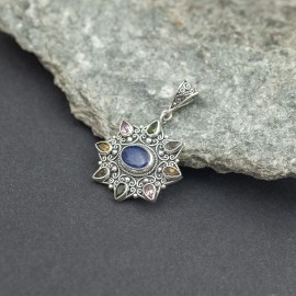 Srebrny wisiorek z kyanitem i turmalinami