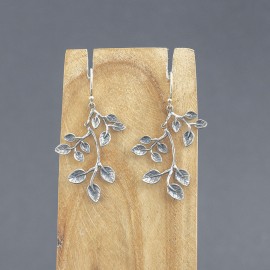 Srebrne kolczyki z motywem roślinnym