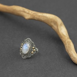 Srebrny pierścionek z kamieniem księżycowym i złotem 18K (rozm.17)