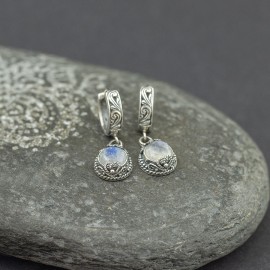 Srebrne kolczyki z kamieniem księżycowym