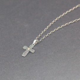 Srebrny krzyżyk z odrobiną złota