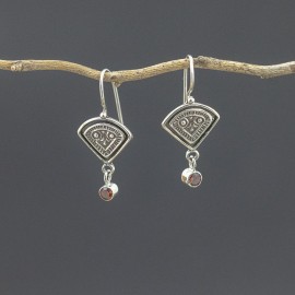 Srebrne kolczyki z granatem