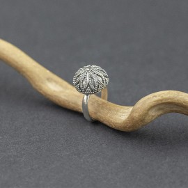 Srebrny pierścionek ze zdobieniem (rozm.13)