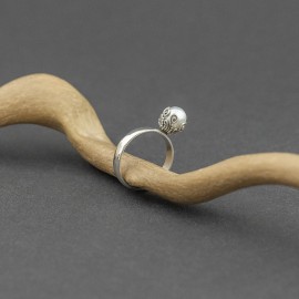 Srebrny pierścionek z perłą (rozm.11, 13, 16)