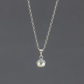 Srebrny wisiorek z perłą