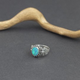 Srebrny pierścionek z opalem australijskim
