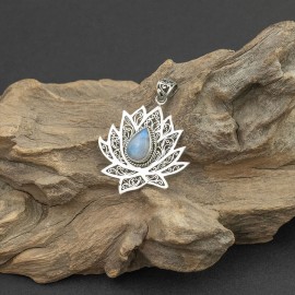 Srebrny wisiorek z kamieniem księżycowym