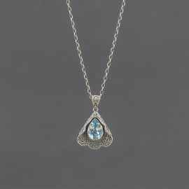 Srebrny wisiorek z błękitnym topazem