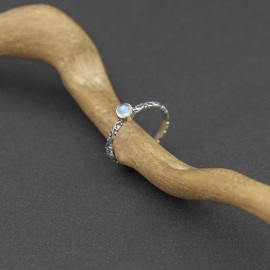 Srebrny pierścionek z kamieniem księżycowym