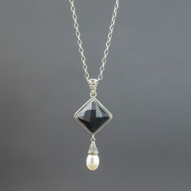 Srebrny wisiorek z onyksem i perłą