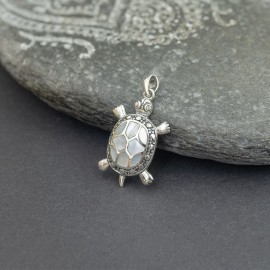 Srebrny wisiorek żółwik z masą perłową