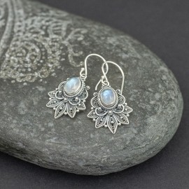 Srebrne kolczyki z kamieniem księżycowym