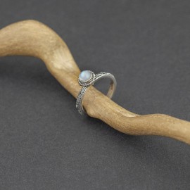 Srebrny pierścionek z kamieniem księżycowym