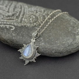 Srebrny wisiorek z kamieniem księżycowym