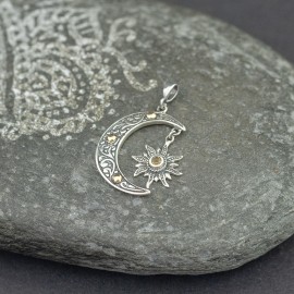 Srebrny wisiorek z motywem słońca i księżyca