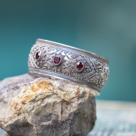 Srebrna bransoleta z kamieniami granatu