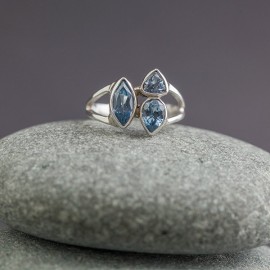 Srebrny pierścionek z błękitnym topazem